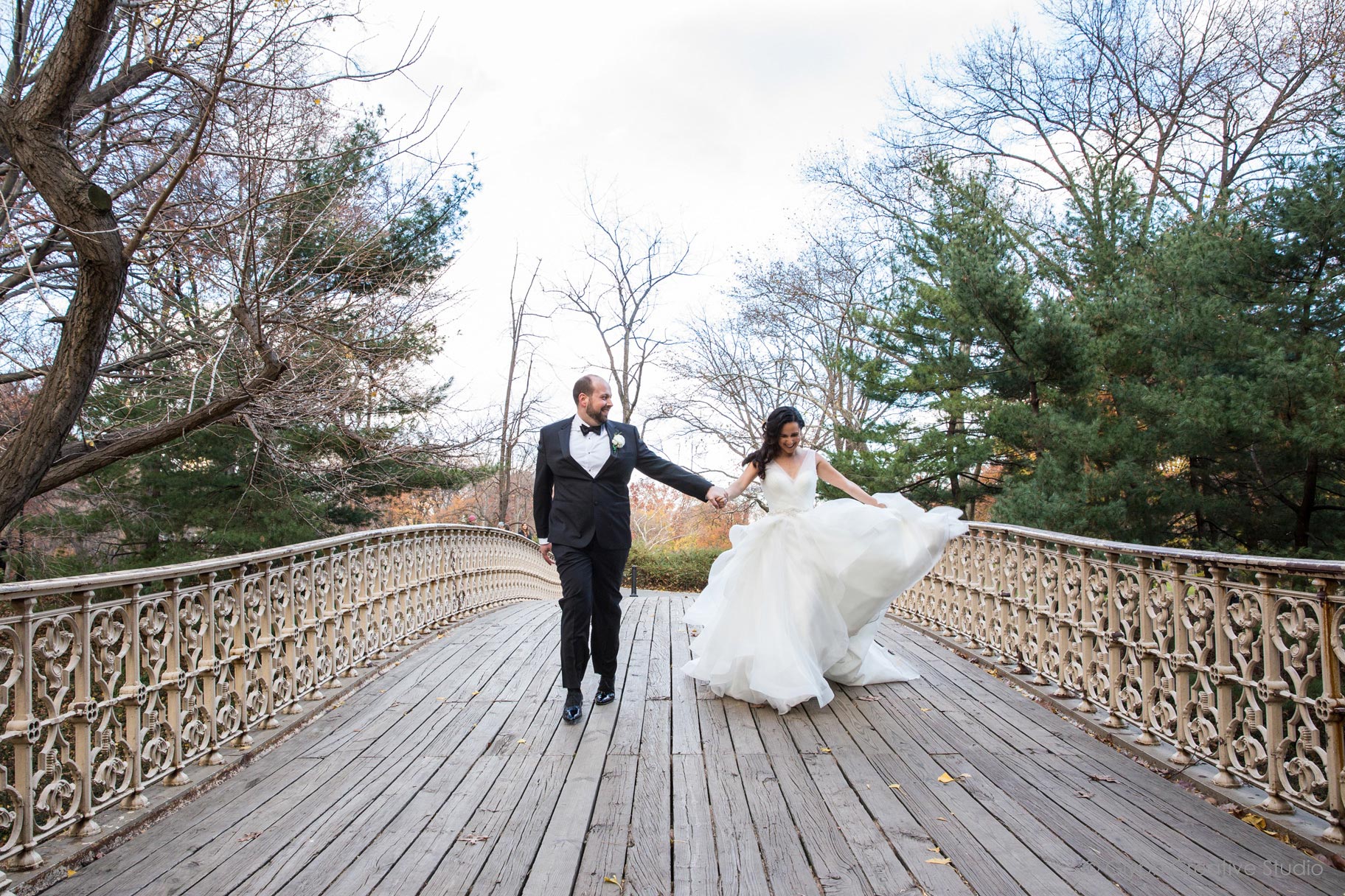 best-couple-walking-in-the-manhattan-streets-photo