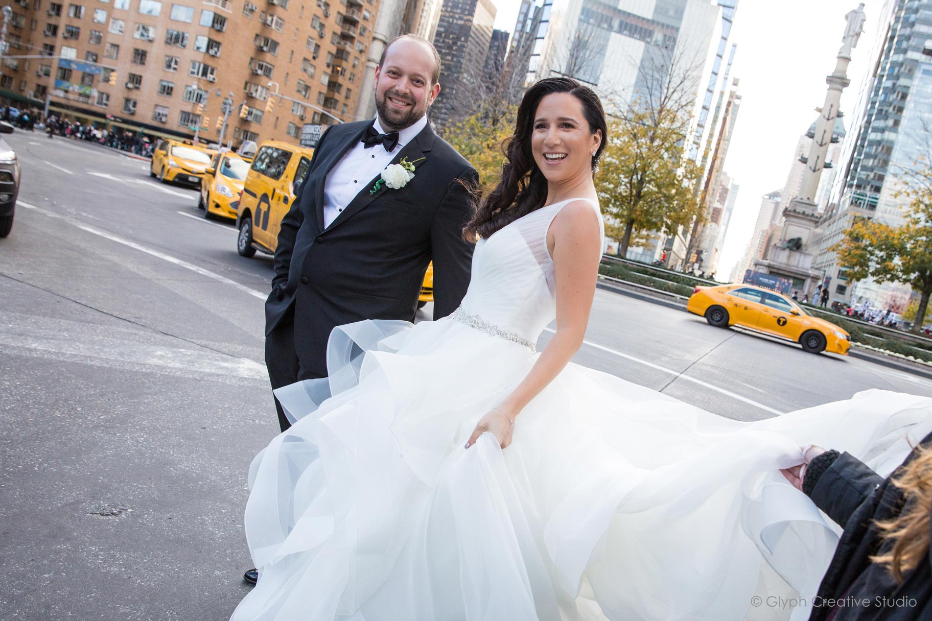 great-picture-couple-walking-in-the-manhattan-streets